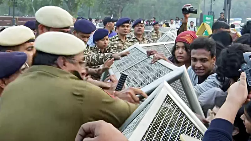 22 Arrested After India Gate Air Pollution Protest Turns Violent