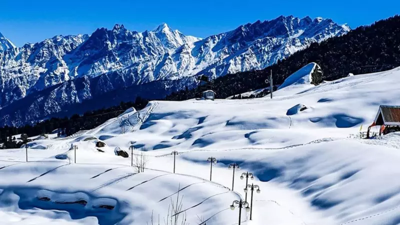 5 Best Indian Towns for a Snowy December Getaway: Auli, Manali & More