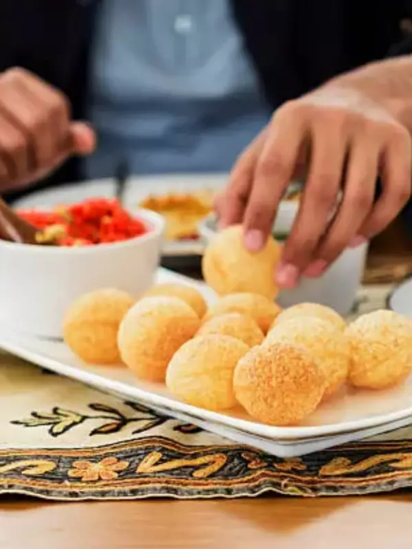 8 Surprising Health Benefits of Eating With Your Hands