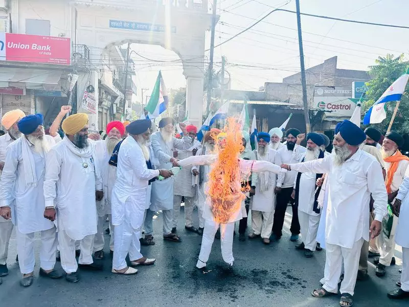 Amritsar Farmers Ignite Protest: CM Bhagwant Mann's Effigy Goes Up in Flames Over Unfulfilled Promises