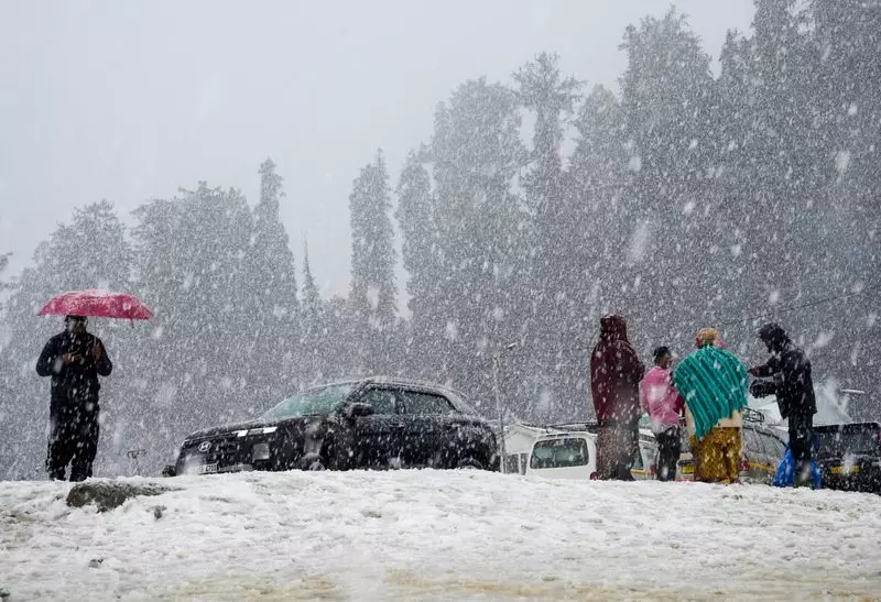 Avalanche Warning Issued for 5 Jammu & Kashmir Districts Amid Heavy Snowfall