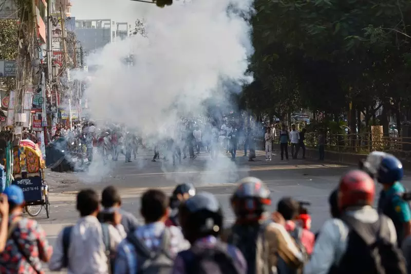Bangladesh Police Use Batons, Tear Gas on Protesters Near Mujib's House