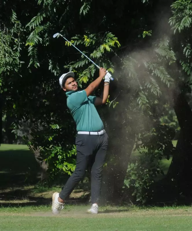 Chandigarh Golfer Akshay Takes Lead with Impressive 4-Under 68
