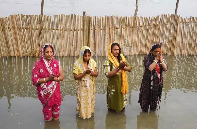 Chhath Puja 2023 Begins: Delhi Devotees Offer Prayers to Sun God in Grand 4-Day Festival