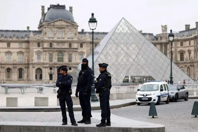 Daring Heist at Louvre: Crown Jewels Vanish in 4-Minute Midnight Raid