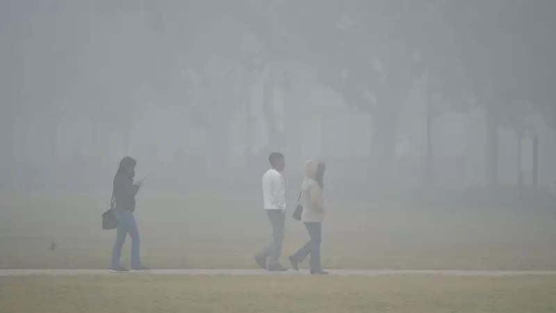 Delhi AQI Plummets, Fog Disrupts Travel; Himachal Gets Yellow Alert