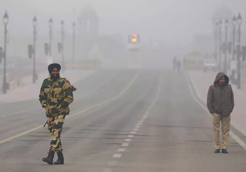 Delhi AQI Stays Poor, Shallow Fog Observed on Monday Morning