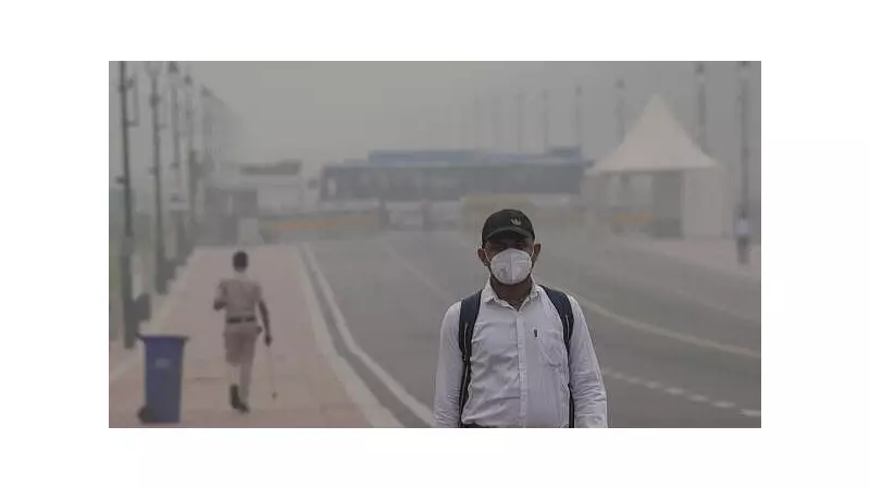 Delhi Chokes: Hazardous Haze Blankets Capital, Visibility Plummets to Alarming Levels