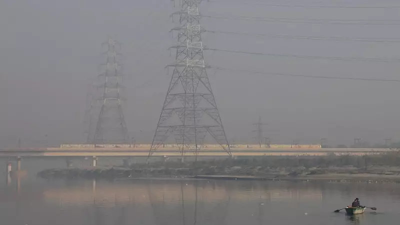 Delhi Chokes Under 'Very Poor' Air Quality as Shallow Fog Worsens Visibility Crisis