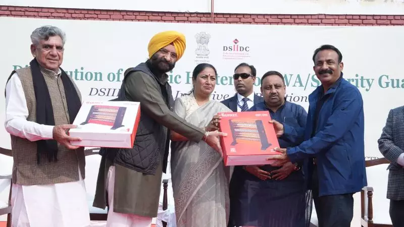 Delhi Govt Distributes Electric Heaters to 5,000 Night Security Guards