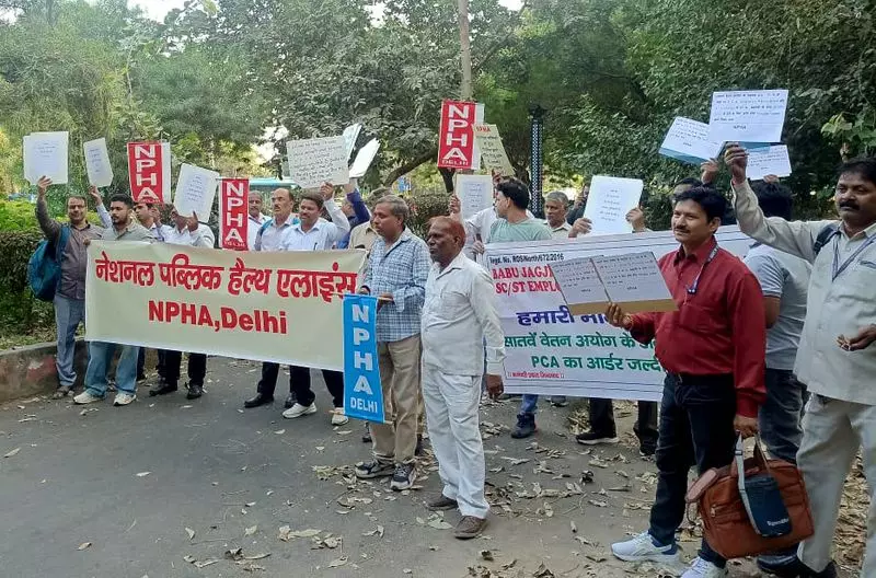 Delhi Hospital Workers Demand Permanent Jobs & Daily Allowance in Massive Protest