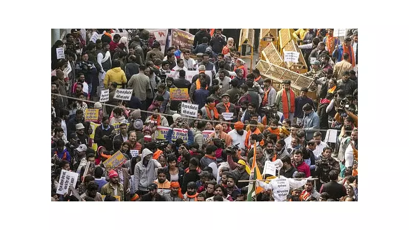 Delhi Lynching: VHP, Bajrang Dal Supporters Clash with Police Near Bangladesh High Commission