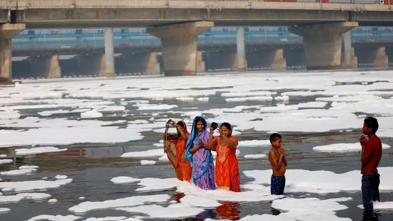 Delhi Traffic Alert: Major Road Closures & Metro Timings for Chhath Puja 2025 | Complete Guide