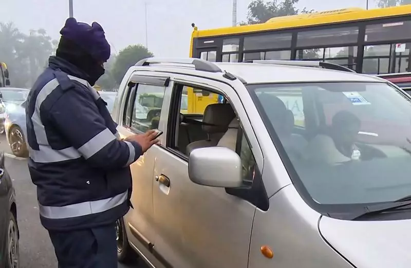Delhi Traffic Police Intensifies PUC Checks, Fuel Denial for Violators