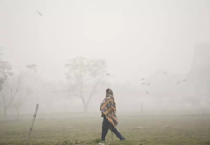 Delhi Wakes Up to Dense Fog, Air Quality Improves Slightly to 'Very Poor'