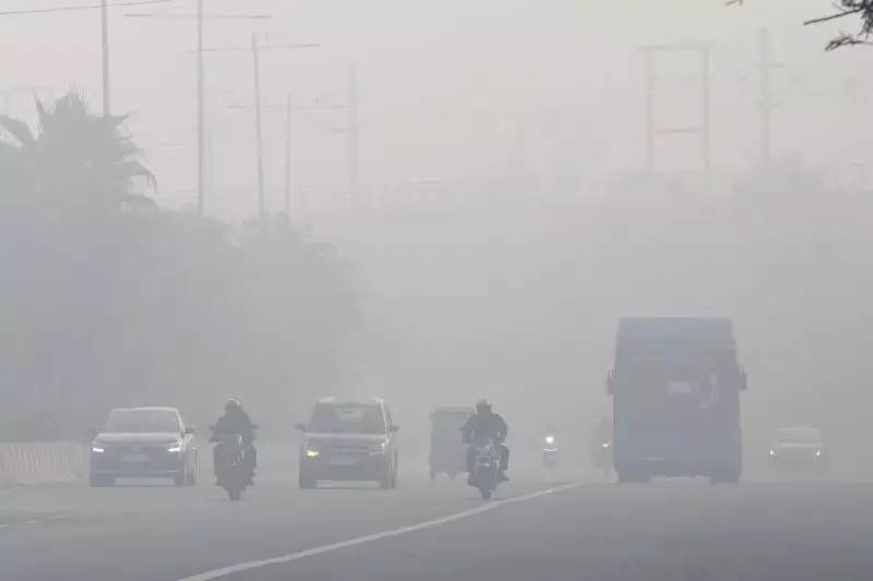 Delhi's Air Quality Remains 'Very Poor' with AQI at 336, Relief Unlikely Soon