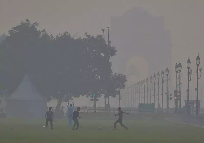 Delhi's Air Turns 'Very Poor' as Stagnant Winds Trap Toxic Pollutants Over City