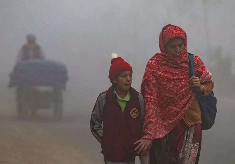 Dense Fog Blankets North India, IMD Forecasts Snowfall in J&K, Himachal