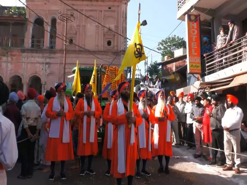 Devotees Celebrate Guru Nanak Dev Ji's Parkash Purb with Grand Nagar Kirtan in Poonch | Spiritual Procession Illuminates Jammu & Kashmir