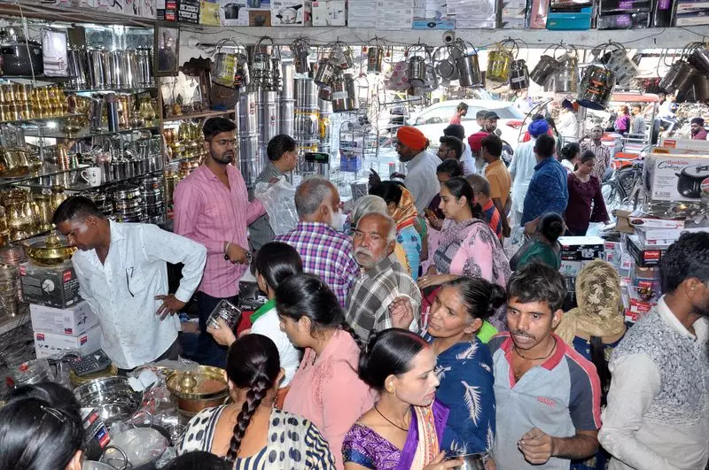 Dhanteras 2023: Amritsar Shopkeepers Celebrate Record-Breaking Festive Sales | Gold & Electronics Boom