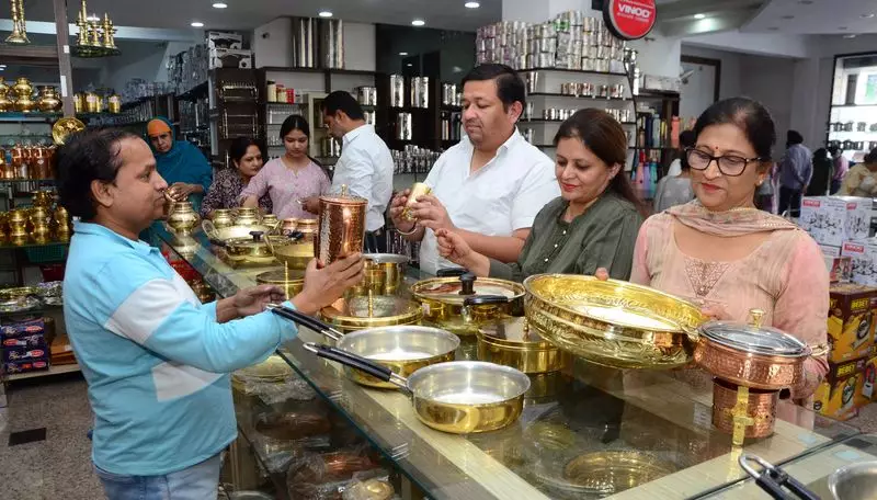 Dhanteras Delight: Jalandhar Markets Burst with Festive Shoppers and Golden Cheer