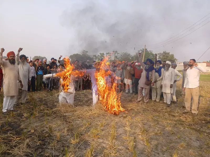 Farmers and Workers Burn Effigies Across Amritsar to Protest Electricity Bill