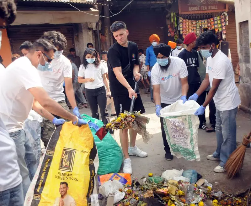 Foreign Changemaker Transforms Indian Streets: The Inspiring Cleanliness Revolution in Amritsar