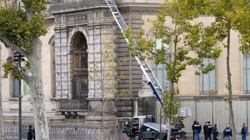 German Cargo Lift Steals Spotlight: How a Museum Machine Became a Social Media Sensation During Louvre Heist Drama