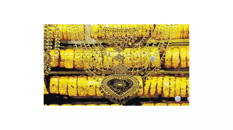 Gold & Silver Futures Slide on Weak Global Cues, Rate Cut Doubts