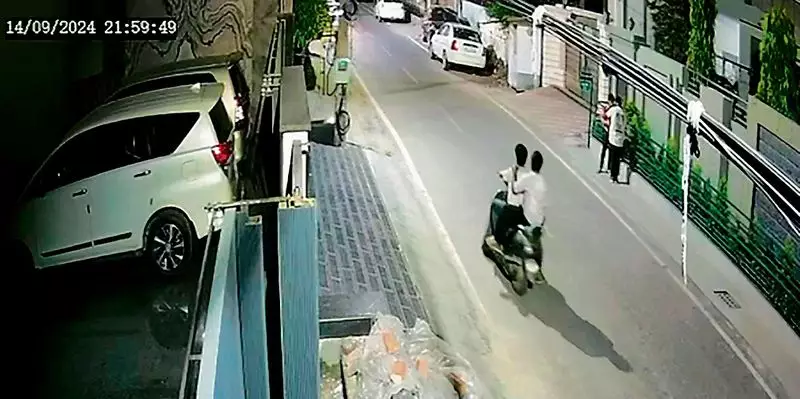 Gold Chain Snatched from Woman in Phagwara Market, Police Hunt Duo