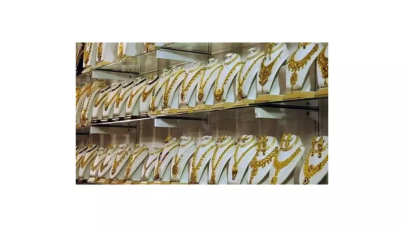 Gold Prices Plunge in Delhi: Drops to ₹125,600 per 10 Grams Amid Global Weakness