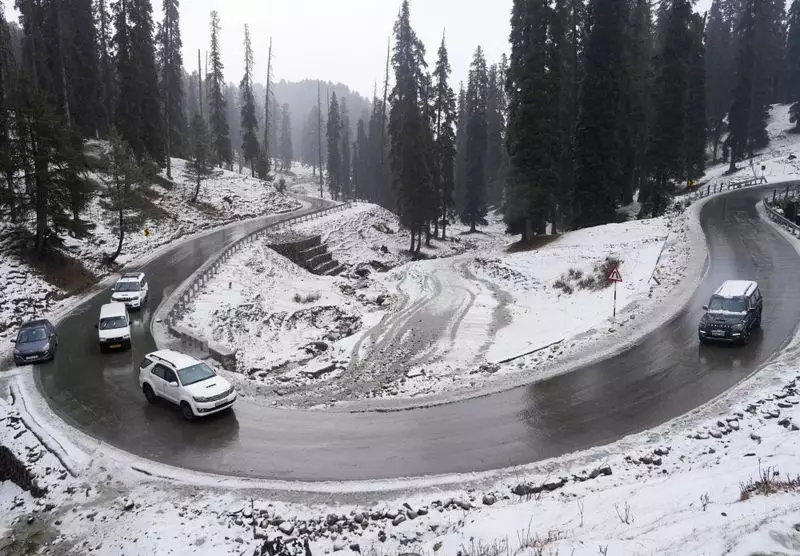 Heavy Snowfall Blocks Two Key Roads in Kashmir, Disrupting Alternative Connectivity