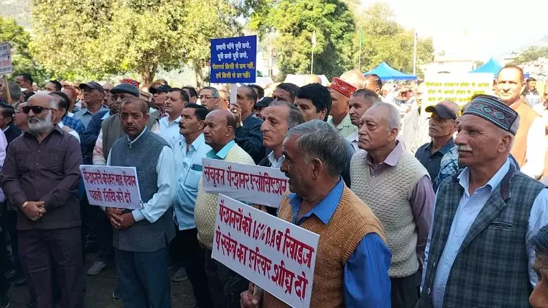 Himachal Pradesh Employees' Massive Protest March: Joint Action Committee Demands Immediate Resolution of Long-Pending Grievances