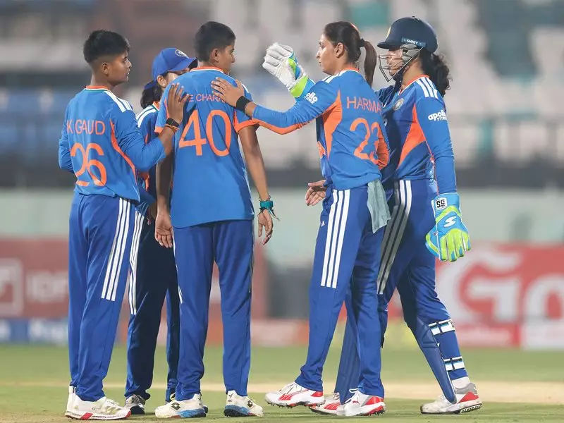India Women Restrict Sri Lanka to 121/6 in Dominant First T20I Bowling Display