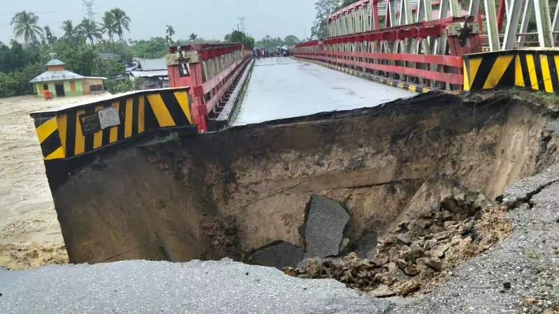 Indonesia Flash Floods & Landslides Kill 19, Dozens Missing