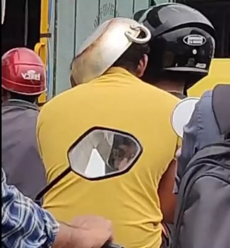 Kadhai on Head, Safety on Backburner: Bengaluru Man's Bizarre Bike Ride Goes Viral, Sparks Road Safety Debate