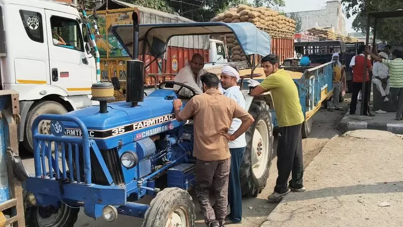 Karnal Grain Market Descends Into Chaos as Farmers Protest Over Gate Pass Delays