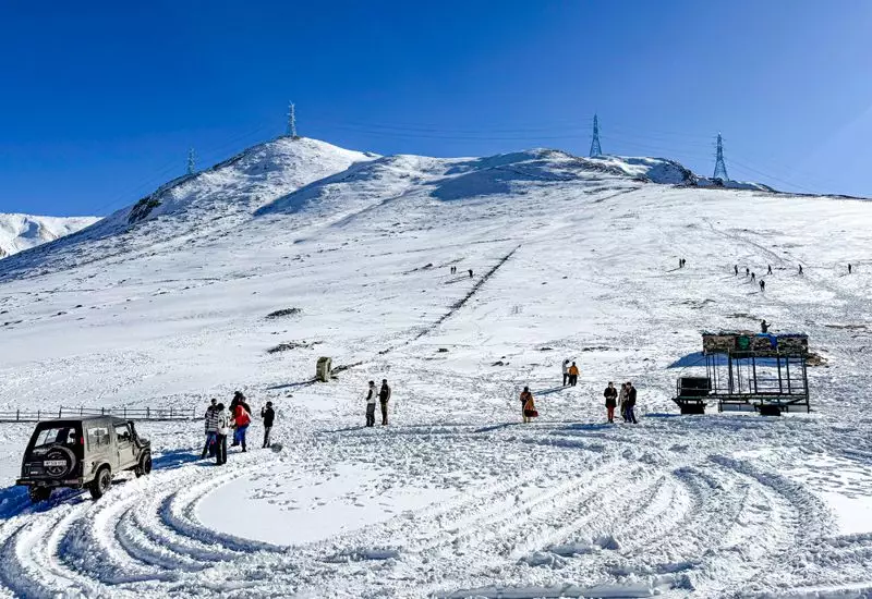 Kashmir Valley Freezes: Sonamarg Hits -5.8°C, Srinagar at -1.2°C