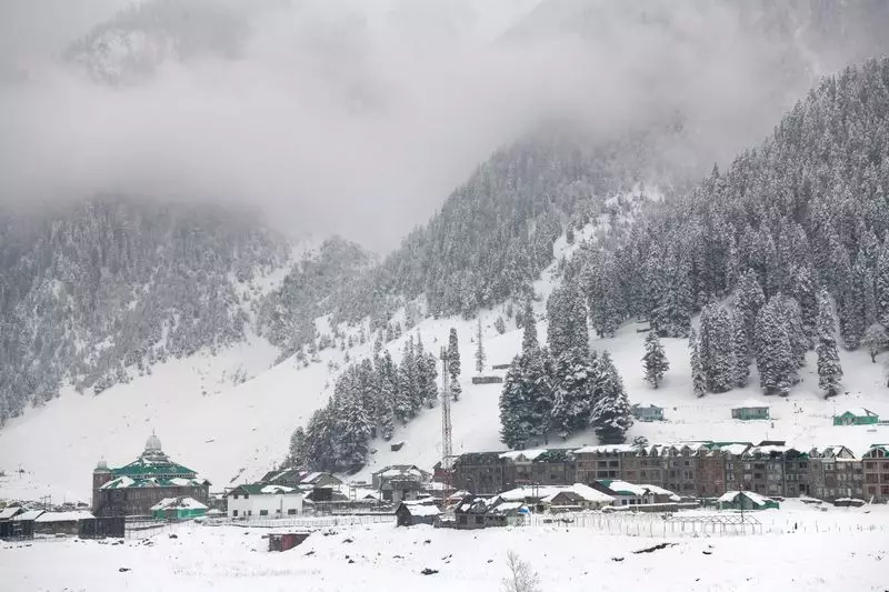 Kashmir Valley Shivers as Temperature Plummets, Gulmarg Records -5.4°C