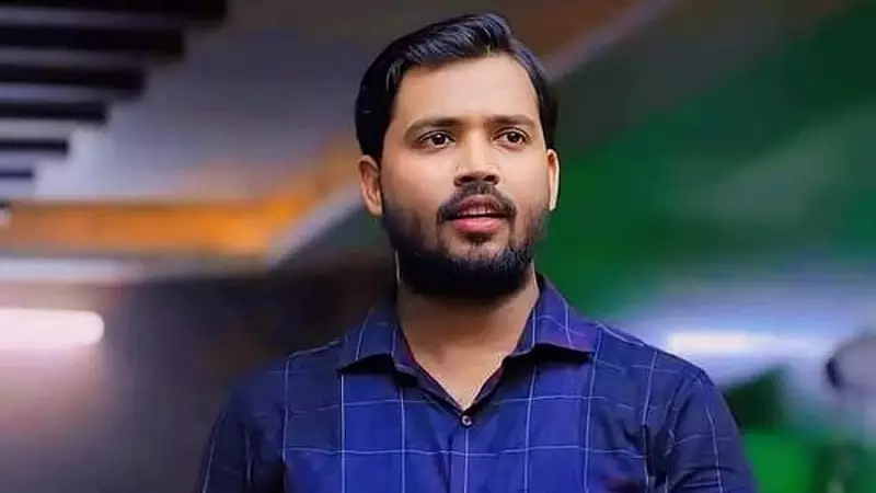 Khan Sir Leads by Example: Popular YouTuber Casts Vote in Patna, Urges Youth to Break Low Turnout Trend