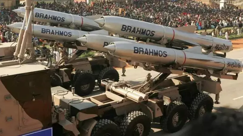 Made in Lucknow: Defence Minister Rajnath Singh & CM Yogi Adityanath Flag Off First Batch of Indigenous BrahMos Missiles