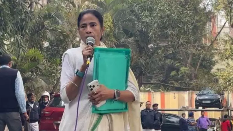 Mamata Threatens to Gherao EC Office, Accuses BJP of Using ED to Steal TMC Strategy