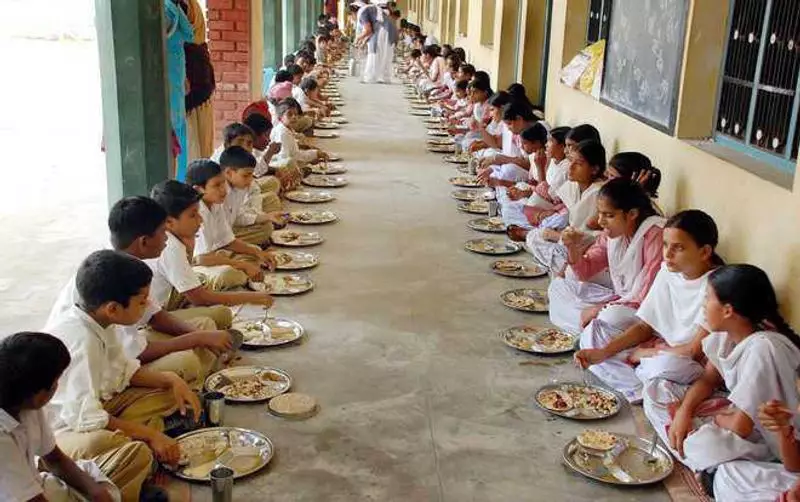 MP School Gets Steel Plates After Kids Seen Eating on Newspapers