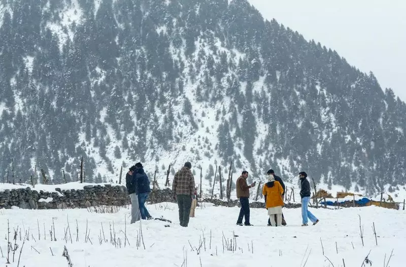 North India Shivers as Cold Wave Tightens Grip, IMD Predicts Snow in Hills