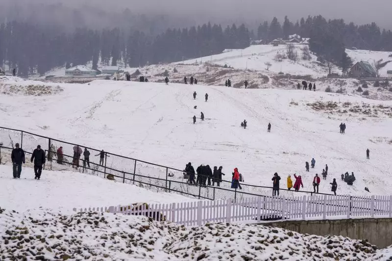 North India Shivers as Year-End Chill Intensifies, Snowfall and Dense Fog Disrupt Life