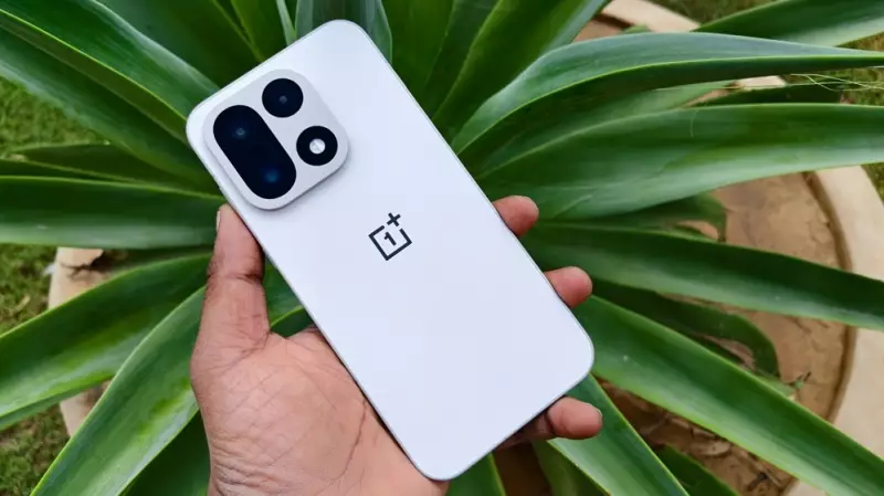 OnePlus 15 Review: Premium Powerhouse with 7300mAh Battery & Snapdragon 8 Elite