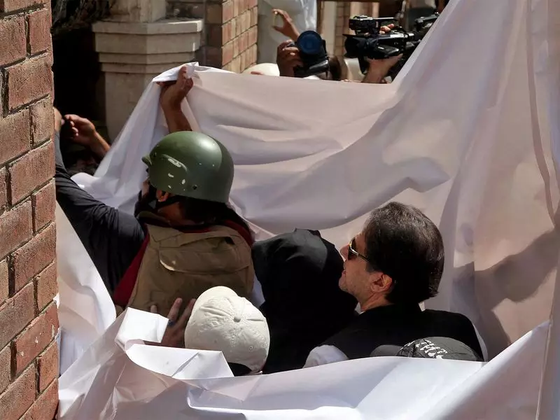 Pakistan Court Extends Imran Khan and Bushra Bibi's Bail Till Jan 27 in Toshakhana Case