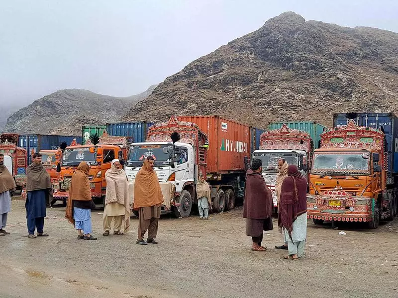 Pakistan's Traders Warn of 'Economic Collapse' in 2025 as Businesses Struggle