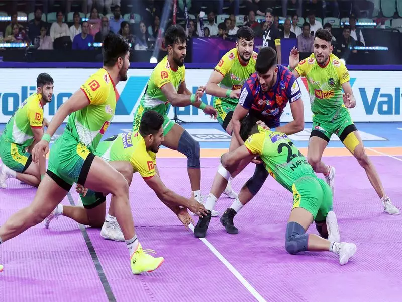 Patna Pirates Demolish Dabang Delhi with Record 35-Point Victory! Ayan's Masterclass Keeps Playoff Hopes Alive