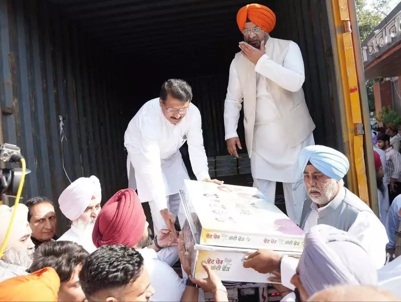 Punjab Congress Sends 26 Lakh Signatures to Rahul Gandhi in 'Vote Chor, Gaddi Chhor' Campaign